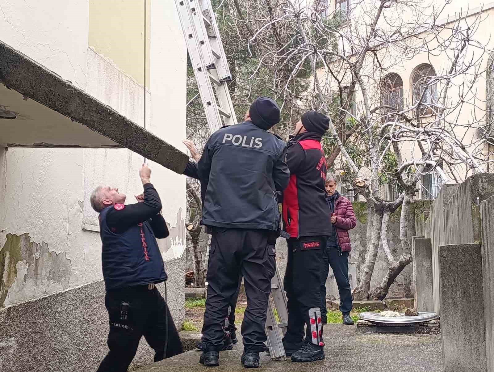 Çatı katında mahsur kalan kediyi polis ve itfaiye kurtardı