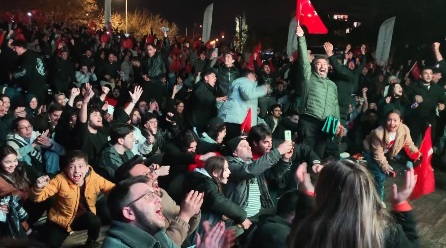 Dev ekrandaki bitiş düdüğüyle Antalya'da bayram havası esti