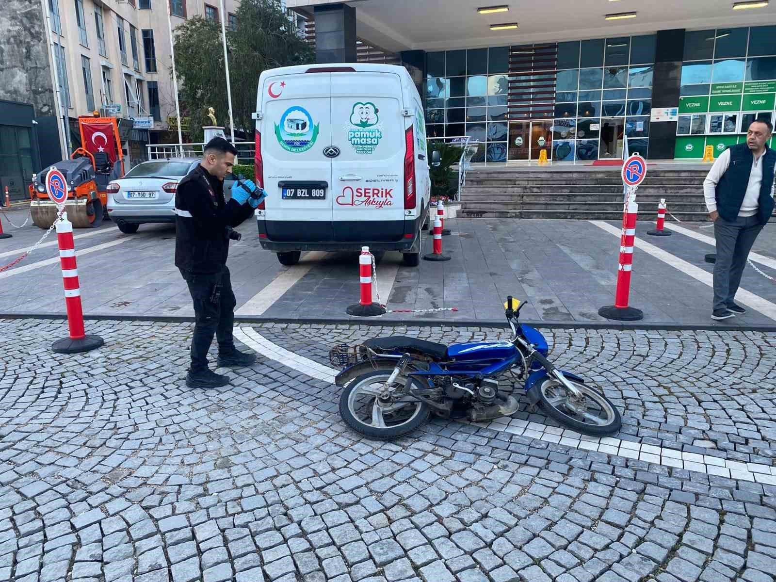 Elindeki pompalı tüfekle belediye binasına ateş açtı