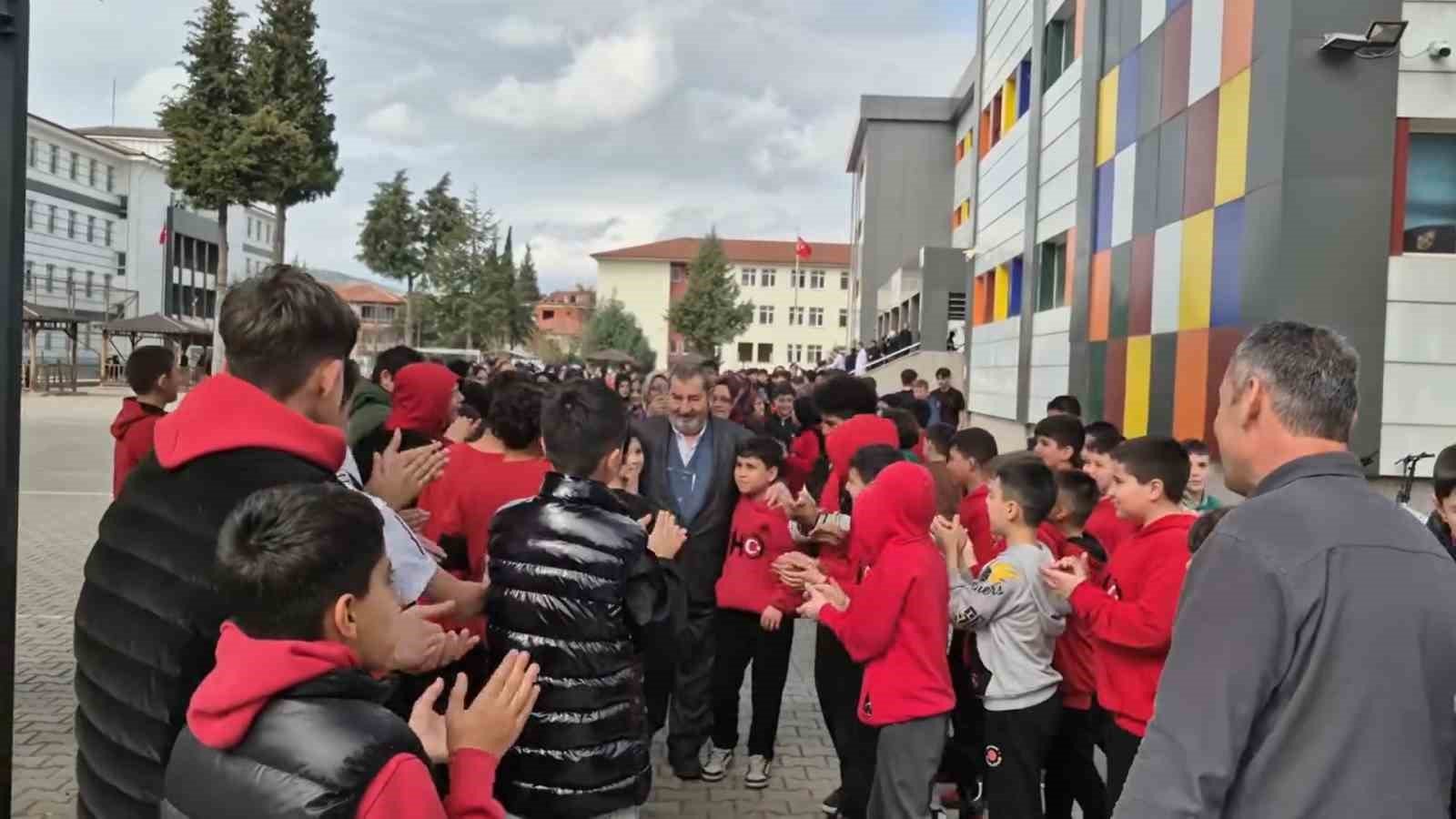 Emekliye ayrılan öğretmene 'Hatıran Yeter' şarkısı ile duygusal veda