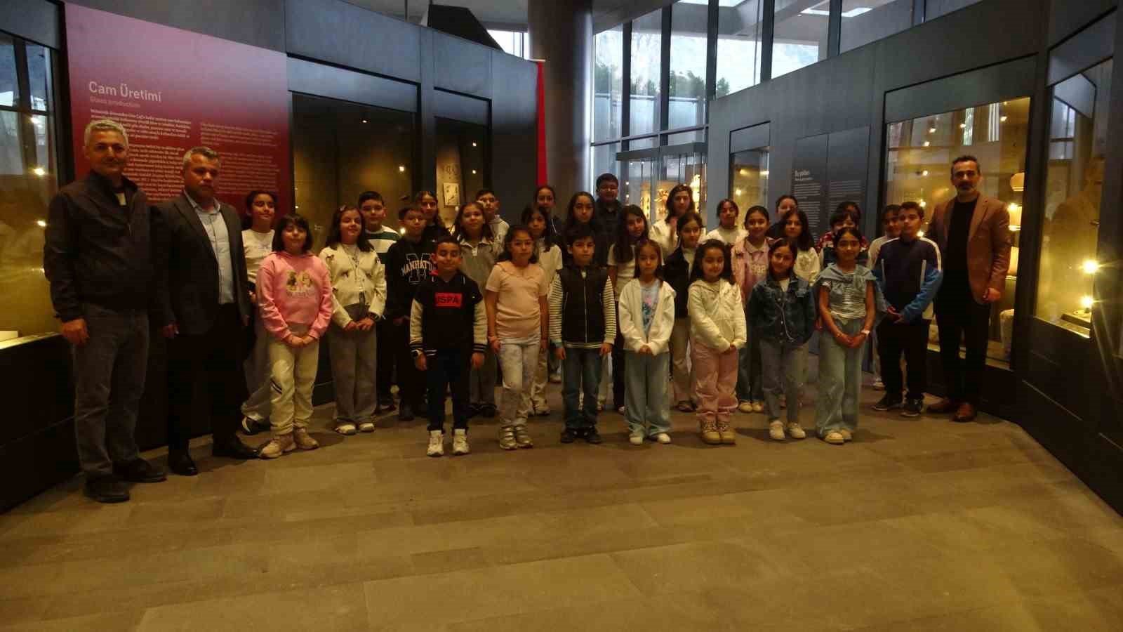 Gazele Gazel Korosu'nun çocuk sanatçıları Antakya'nın tarihi noktalarını gezdi