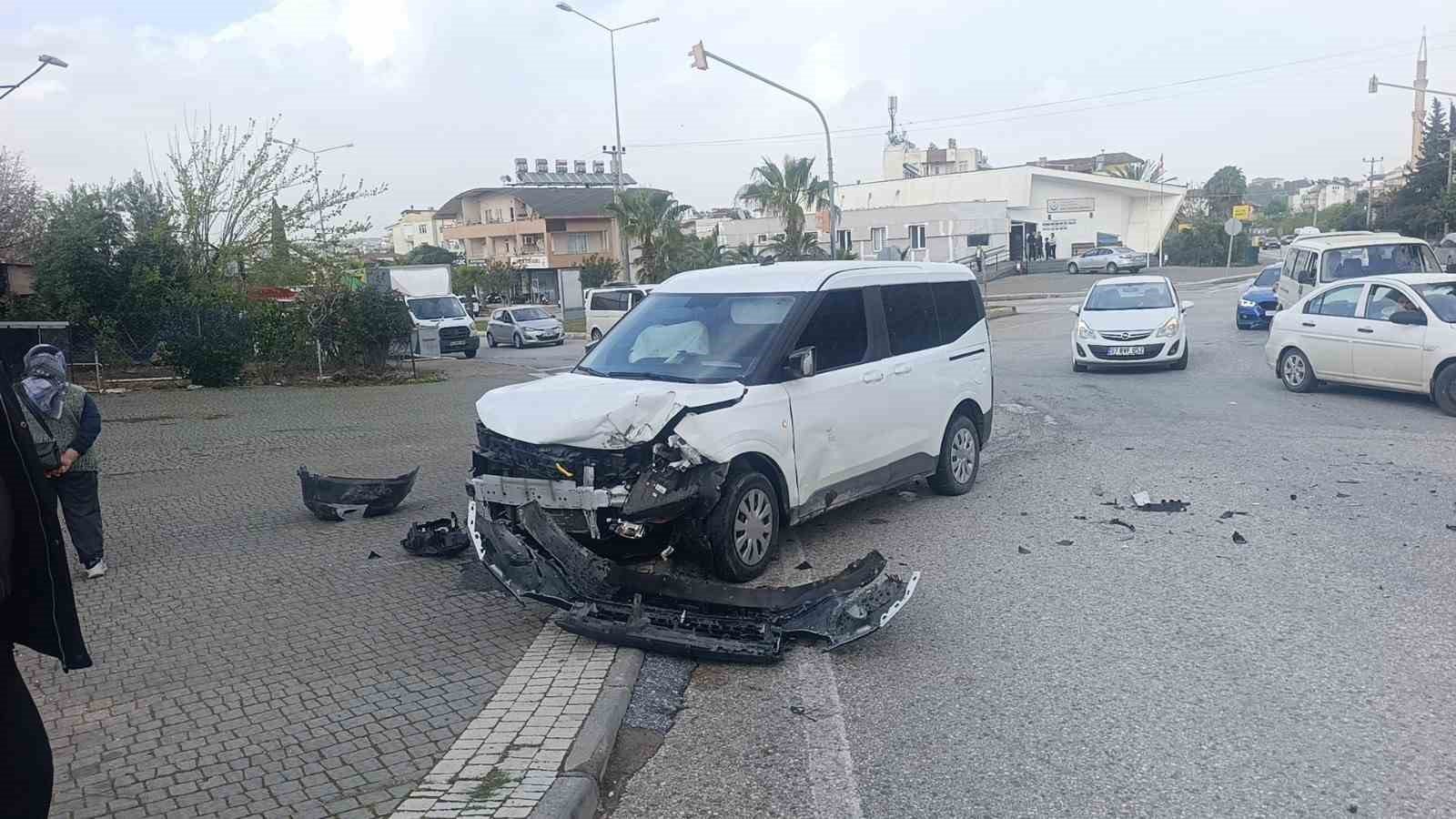 Hafif ticari araçla çarpışan otomobilin sürücüsü yaralandı