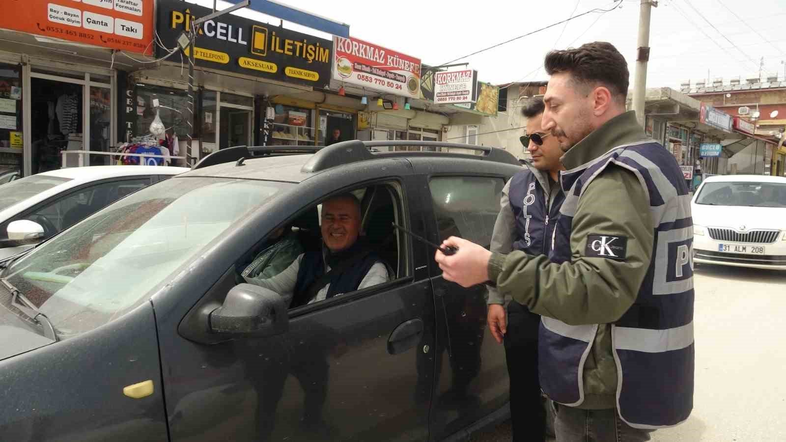 Hatay'da polis ekipleri hatalı park konusunda sürücüleri uyardı