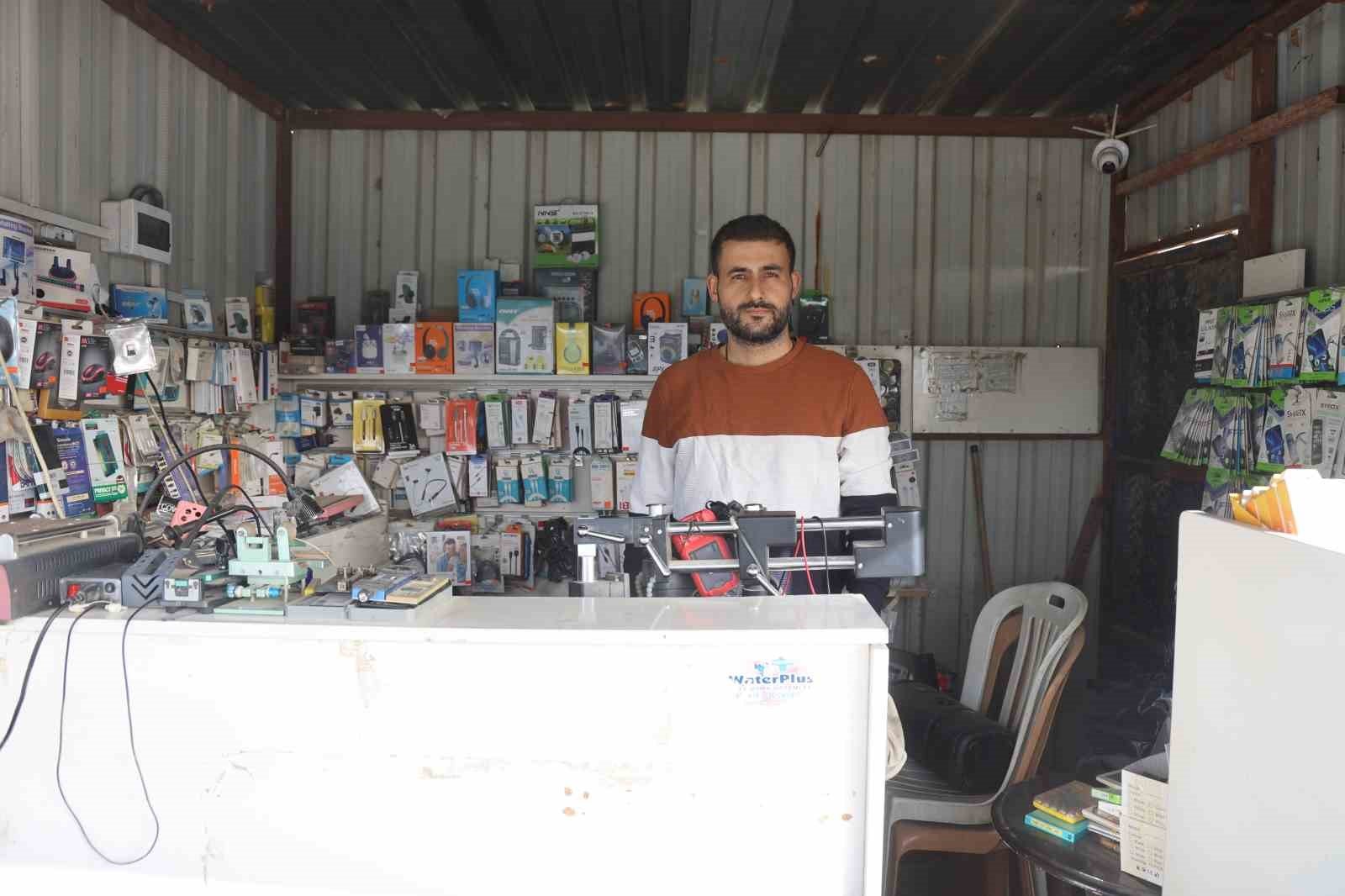 Hırsızın, arkadaşını 'sadece sıfır telefonları al' diyerek yönlendirdiği 150 bin TL'lik soygun kamerada