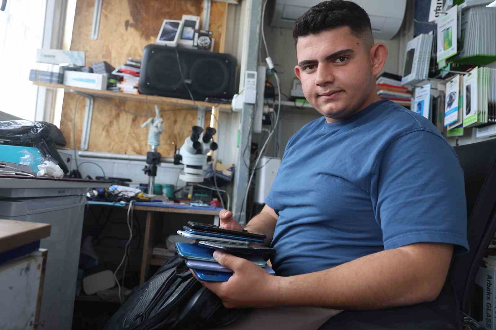 Hırsızlık anında 'Sadece sıfır telefonları al' diyen suç makinası hırsız ve çırağı tutuklandı