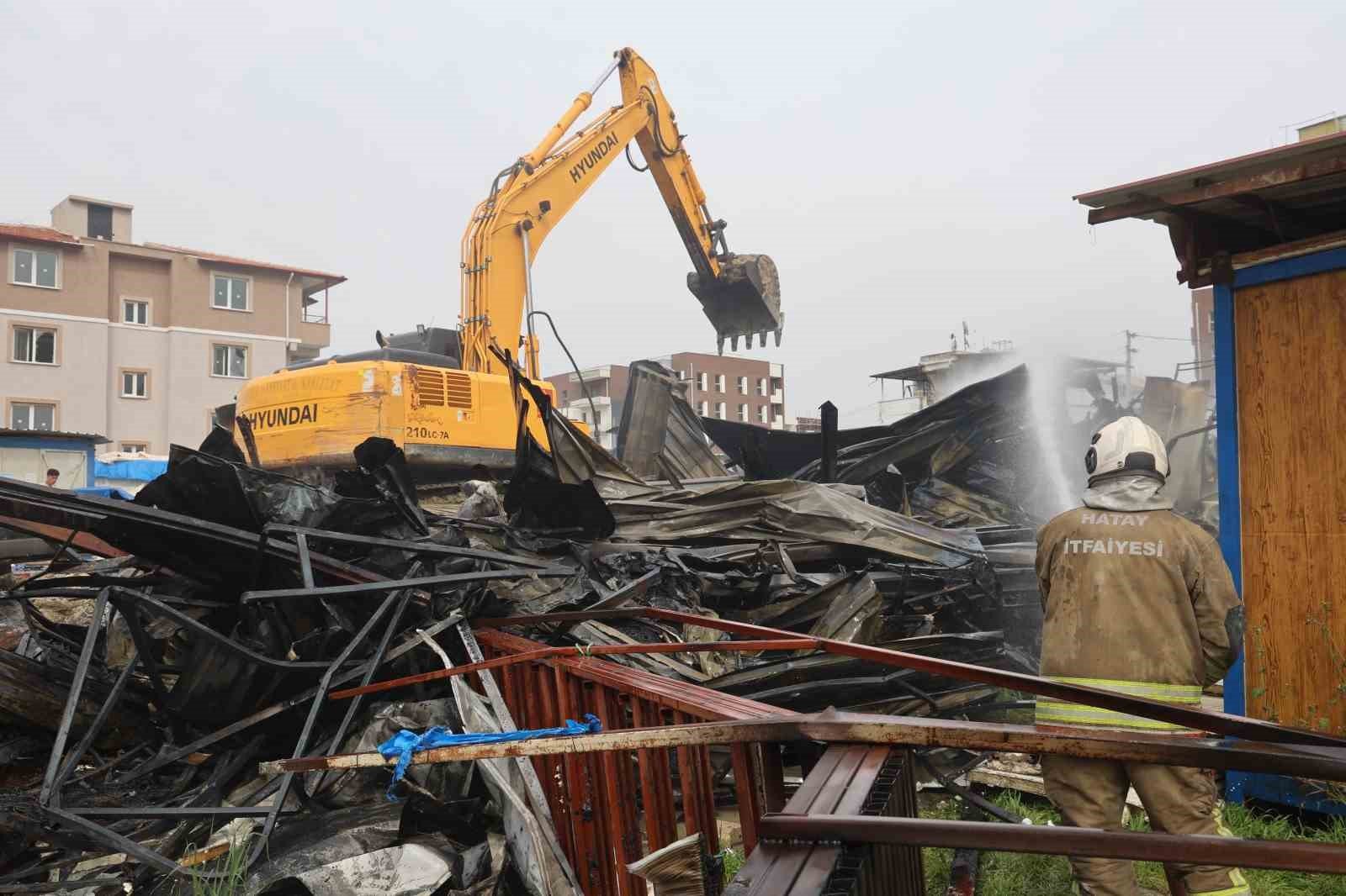 İşçilerin kaldığı 2 katlı yatakhane alevlere teslim oldu