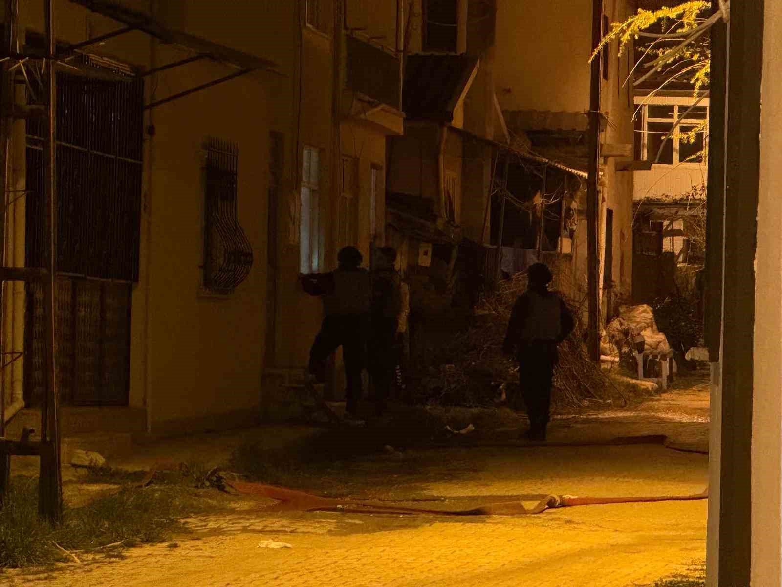 Isparta'da 3 evi kundaklayıp başka bir eve giren yaşlı adam 10 saatte ikna edildi