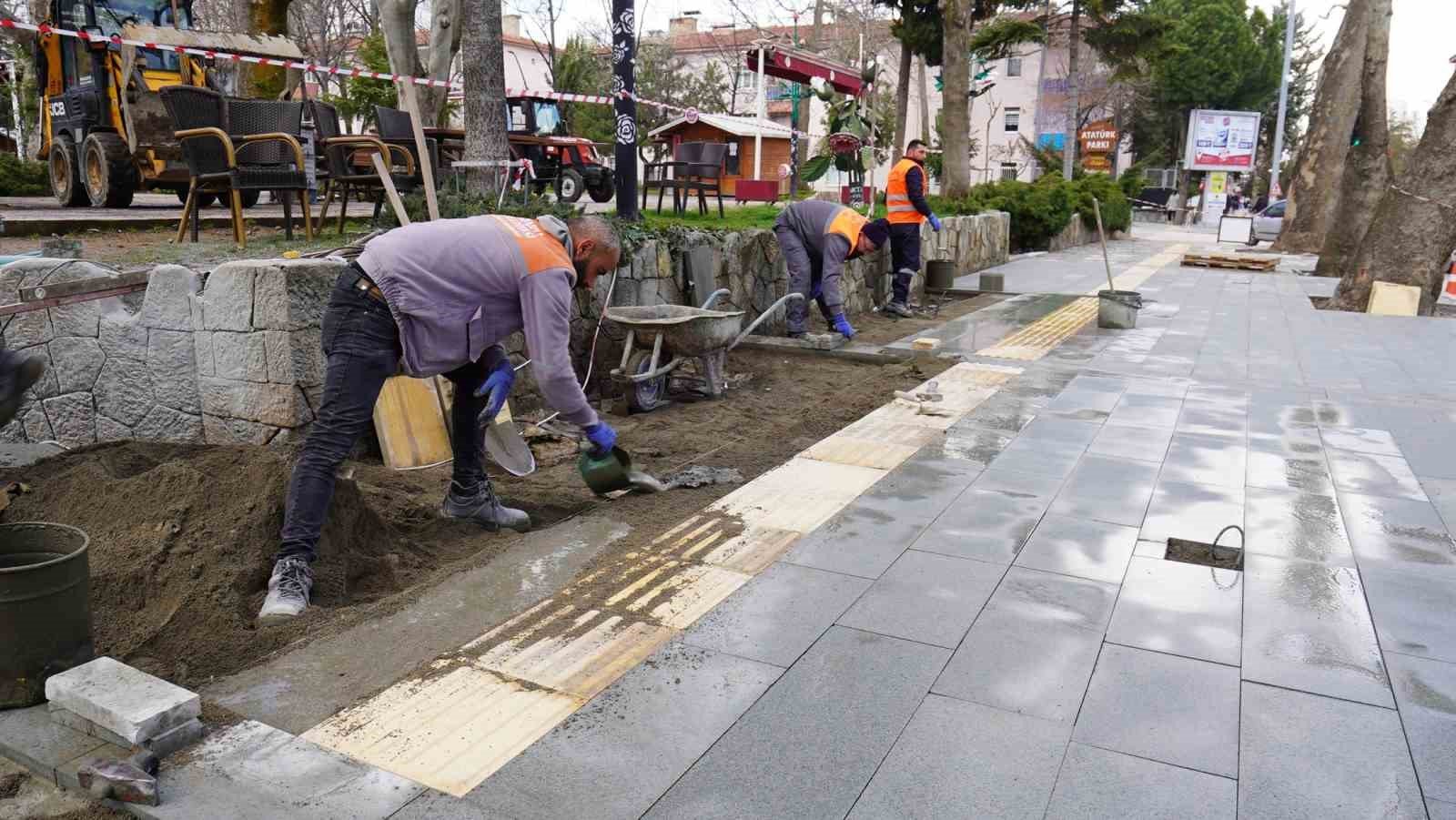 Isparta'da Atatürk Parkı altındaki kaldırım yenileniyor