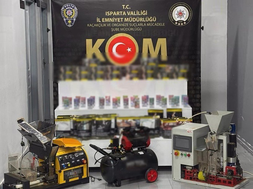 Isparta'da kaçakçılık operasyonunda binlerce kaçak ürün ele geçirildi