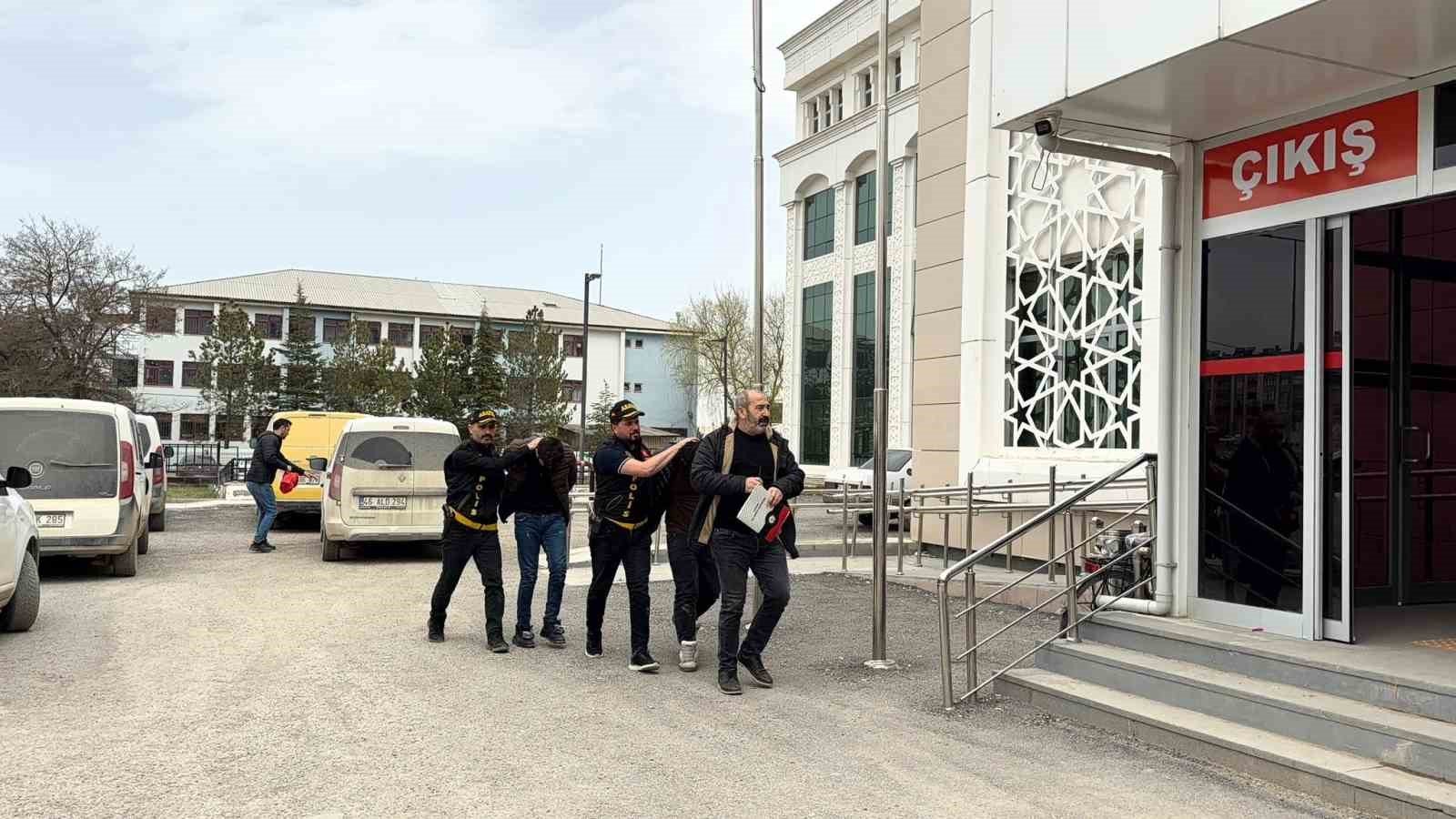 Kahramanmaraş'ta 2,1 milyonluk vurgun yapan sahte polisler yakalandı