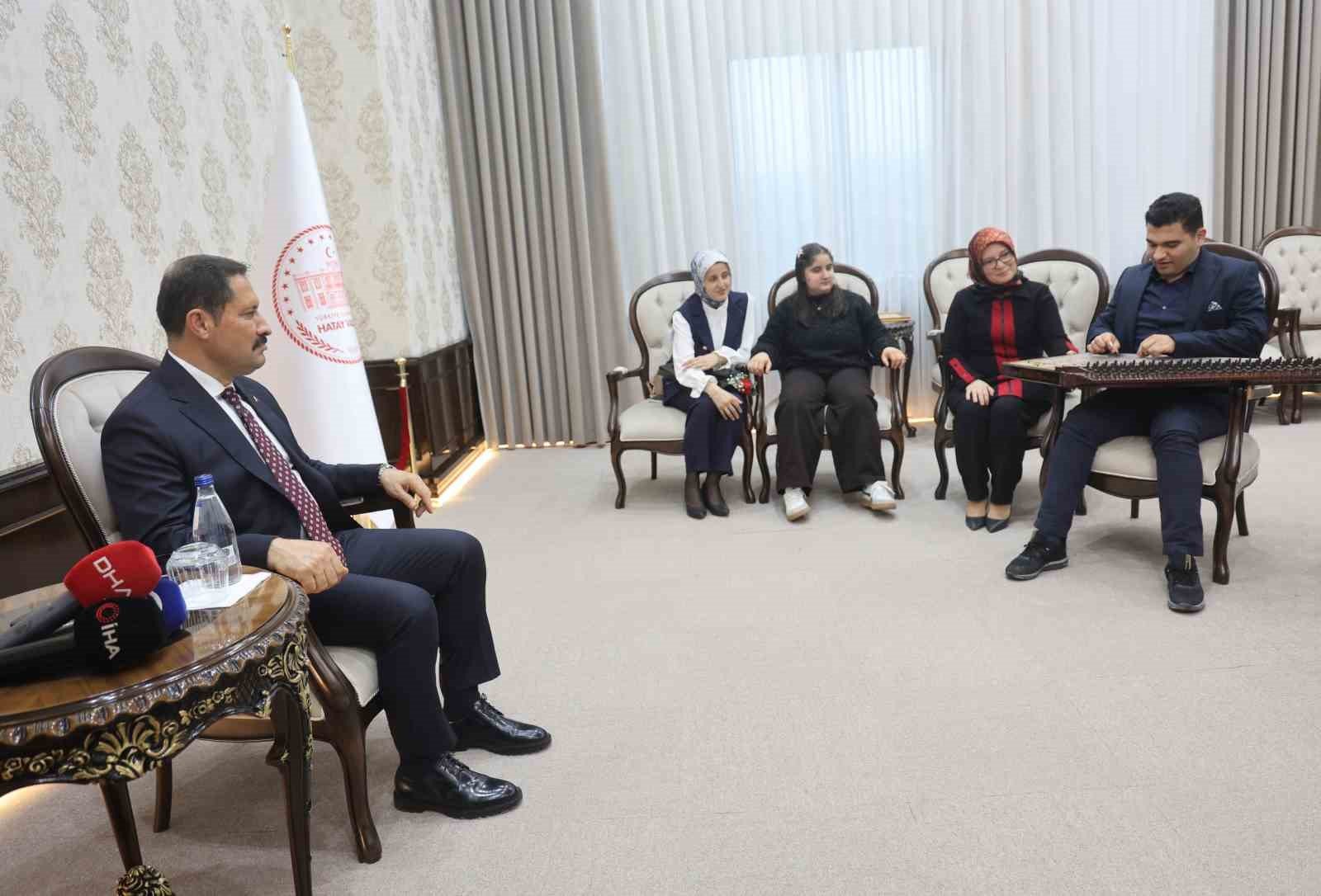 Kanunu ve eşsiz ses yeteneğiyle kulakların pasını silen otizmli Ertuğrul'dan valiyi mest eden mini konser