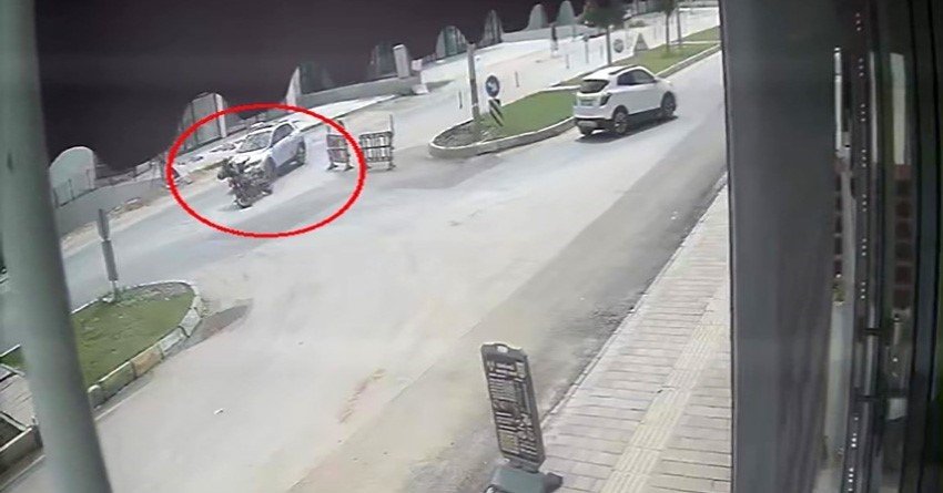 Kaza yapan motosikletli karşı yönden gelen minibüsün altında kaldı