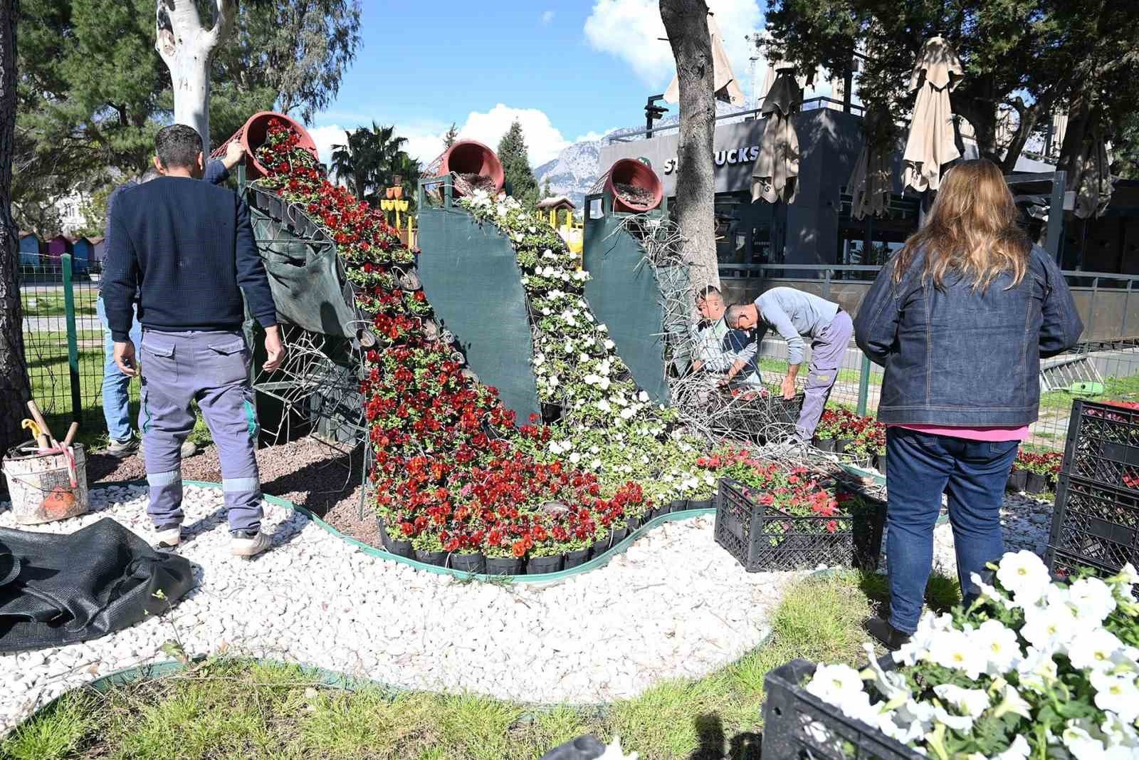 Kemer yaz sezonuna hazırlanıyor, ilçe petunyalarla süsleniyor