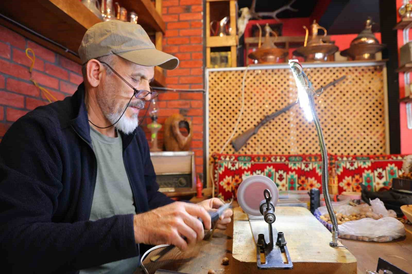 Kendi yaptığı torna ile el emeğini sanata dönüştürüyor