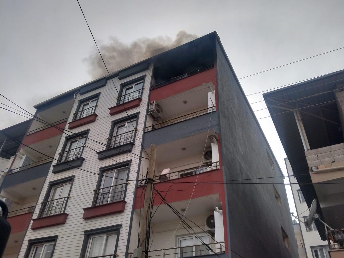 Kırıkhan'da apartman dairesi alevlere teslim oldu