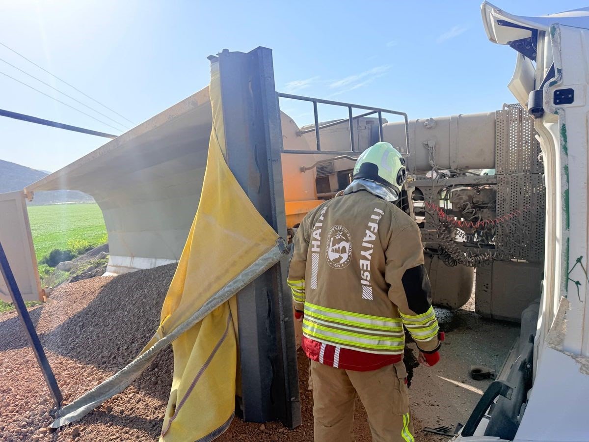 Kırıkhan'da devrilen hafriyat kamyonunun sürücüsü yaralandı