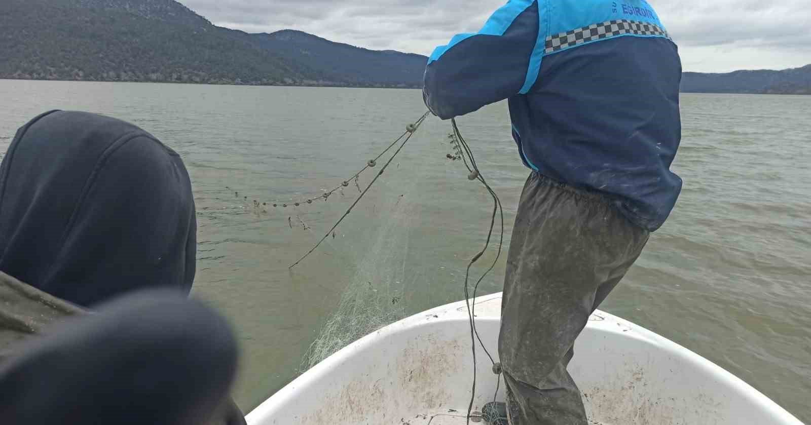 Kovada Gölü'nde kaçak avcılara ait 600 metrelik ağ ele geçirildi