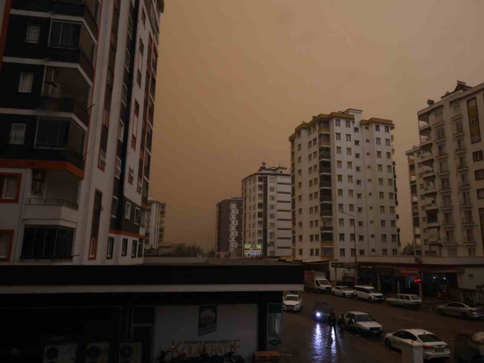 Kozan'da çöl tozu etkili oldu, sağanakla birlikte çamur yağdı