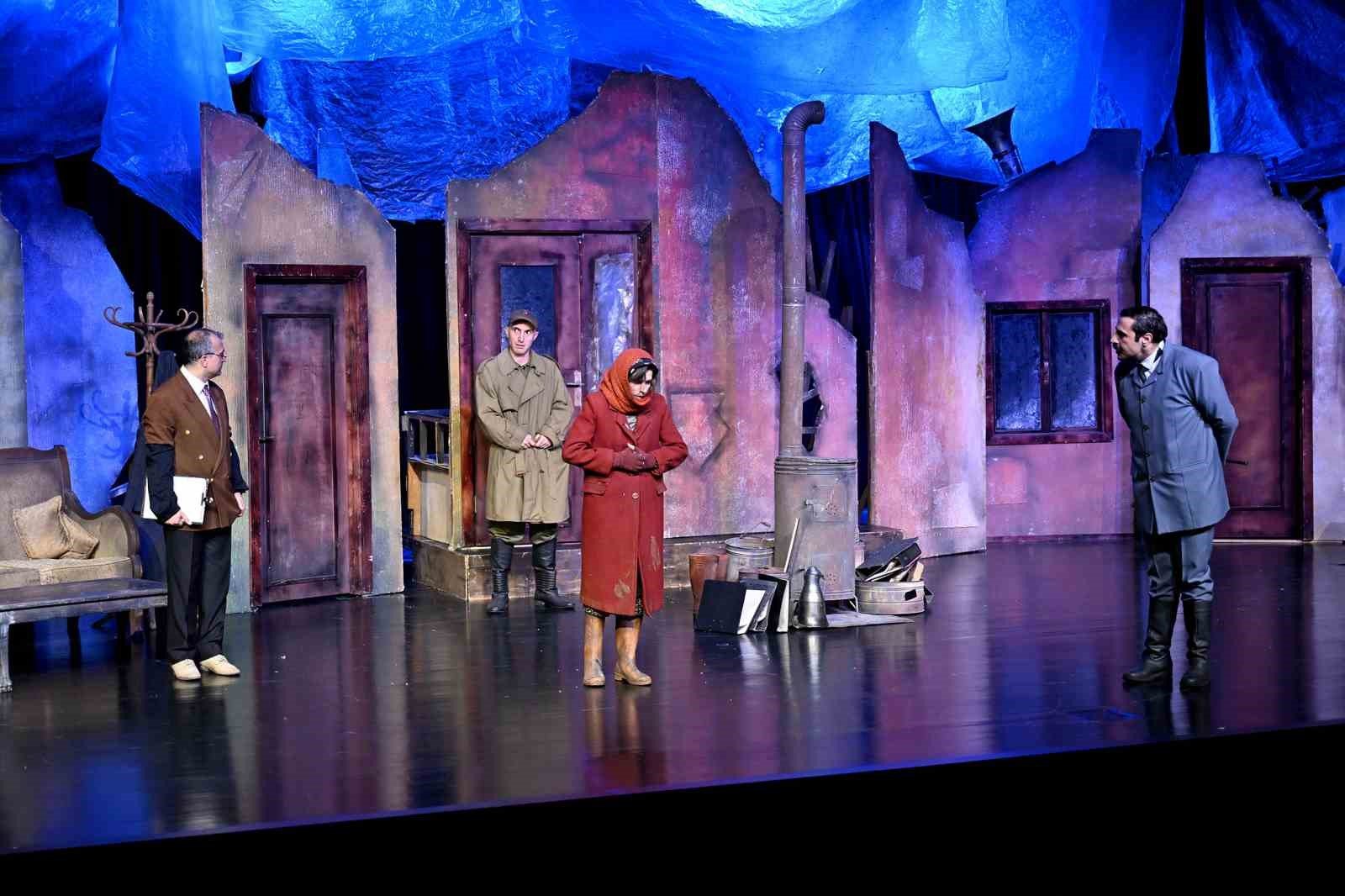 Mersin Şehir Tiyatrosuna sanat dünyasından tam not