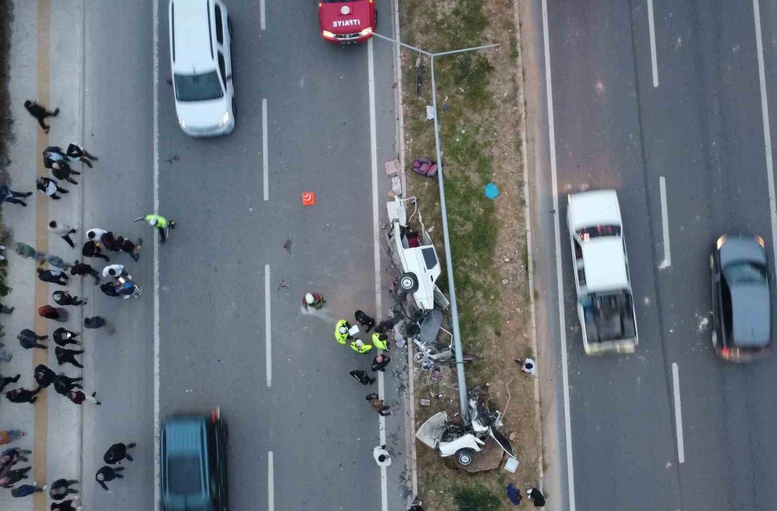 Mersin'de feci kaza: Otomobil ikiye bölündü, 4 kişi yaralandı