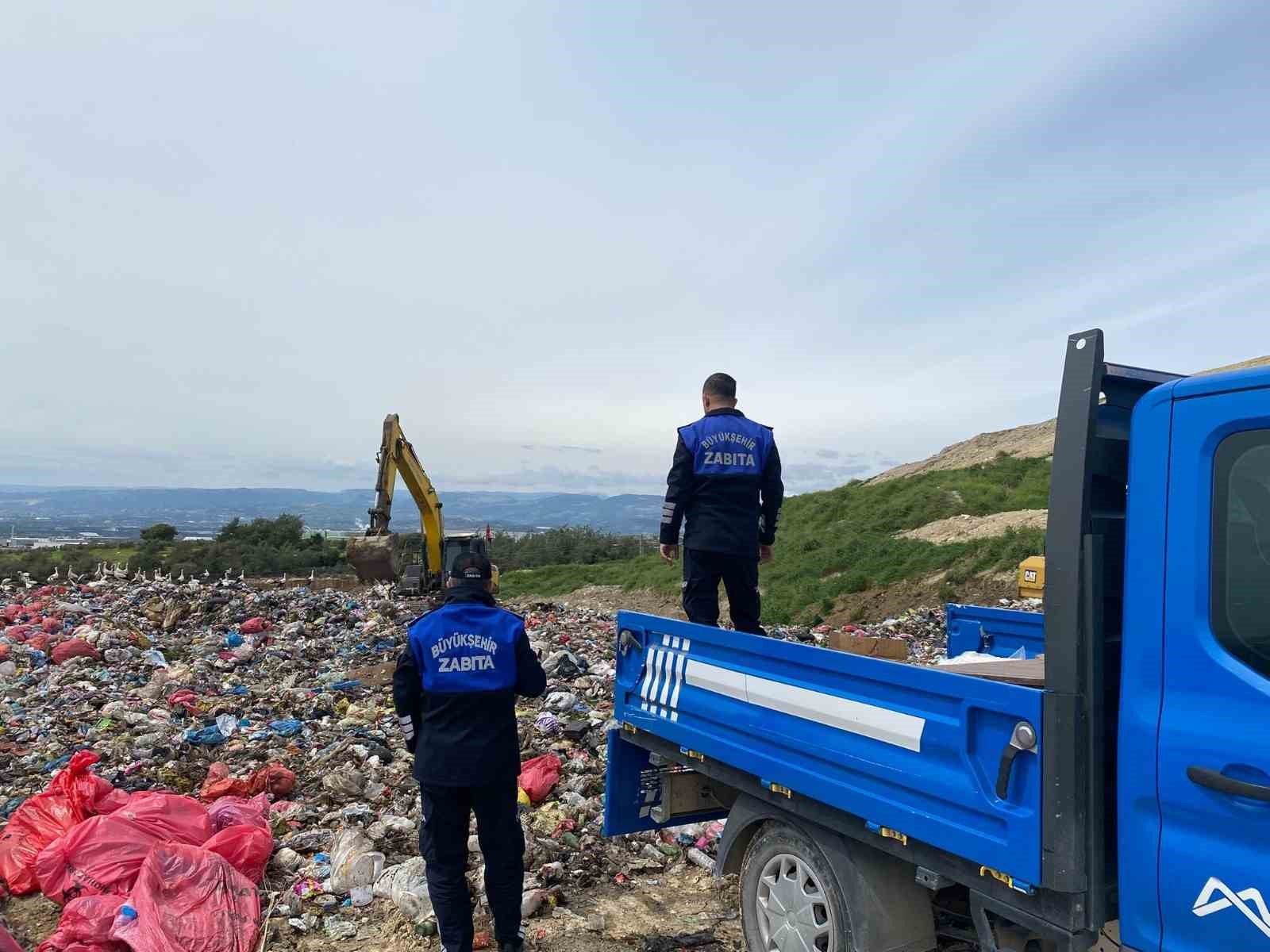 Mersin'de sağlıksız şekilde taşınan çiğ köfte kolilerine el konuldu