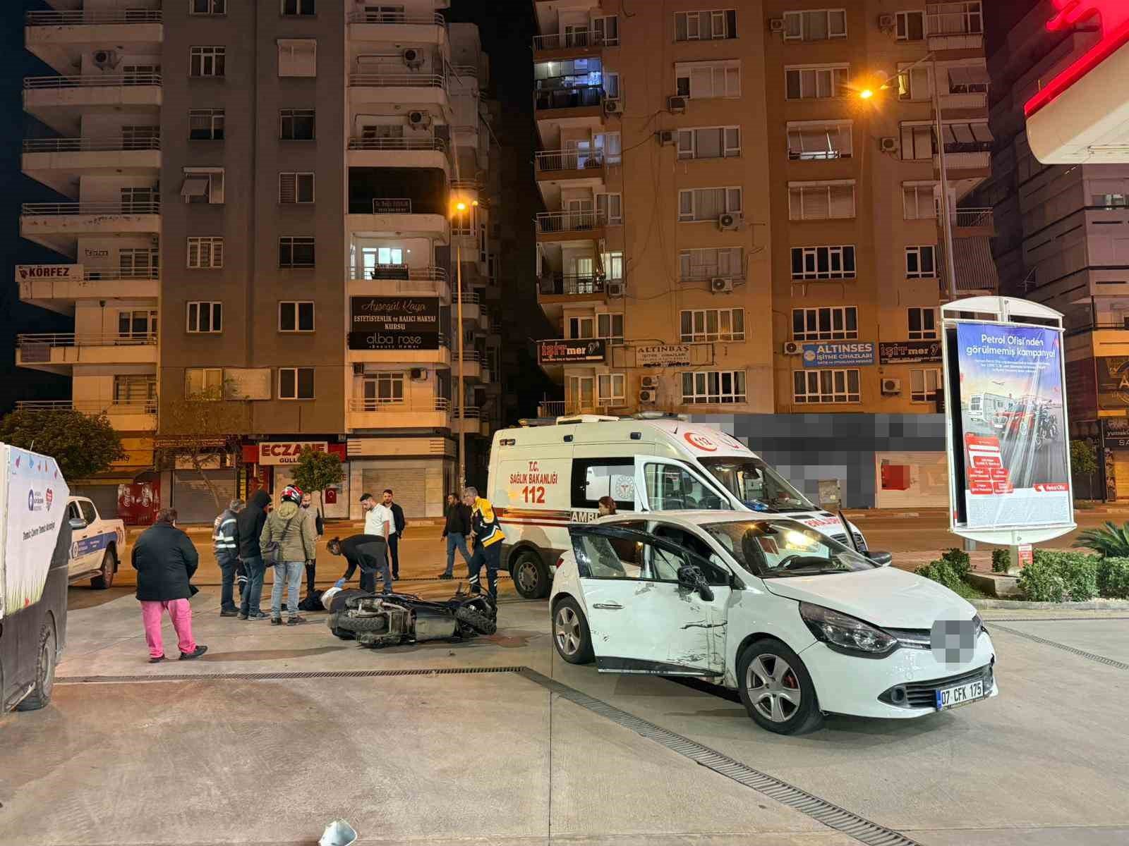Muratpaşa'da otomobil ile motosiklet çarpıştı: 1 yaralı