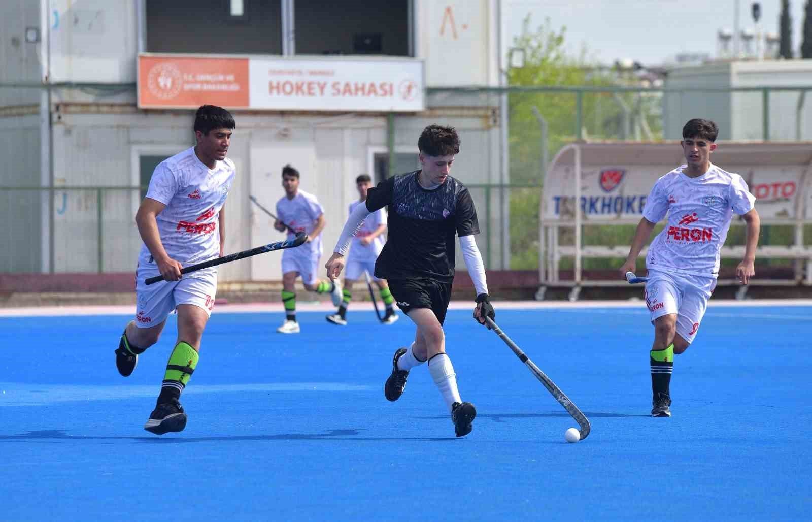 Okul sporları hokey grup müsabakaları Osmaniye'de başladı