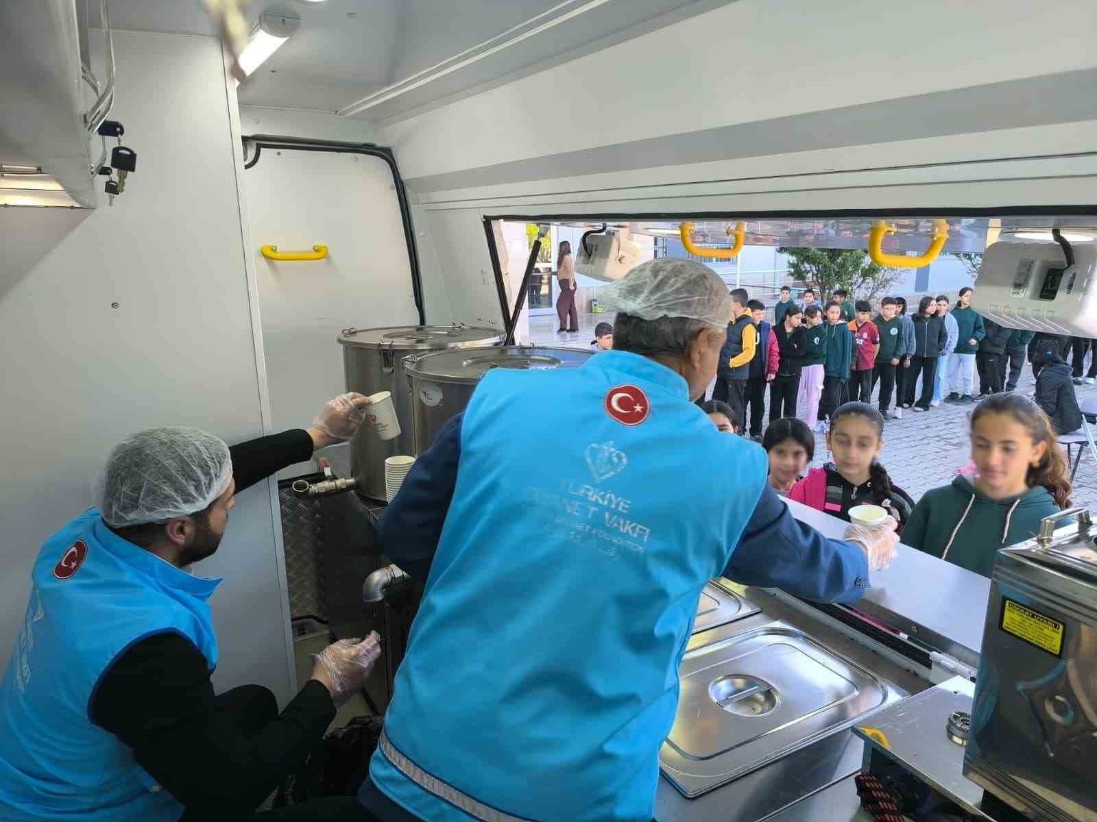 Osmaniye'de öğrencilere sıcak çorba ikramı