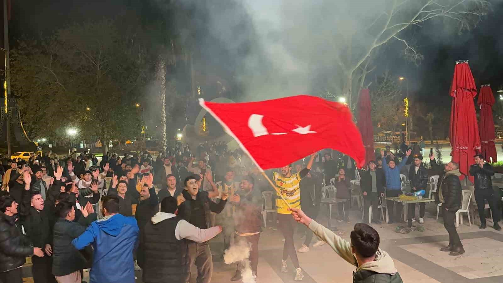 Osmaniyeliler meşalelerle tarihi zaferi kutladı