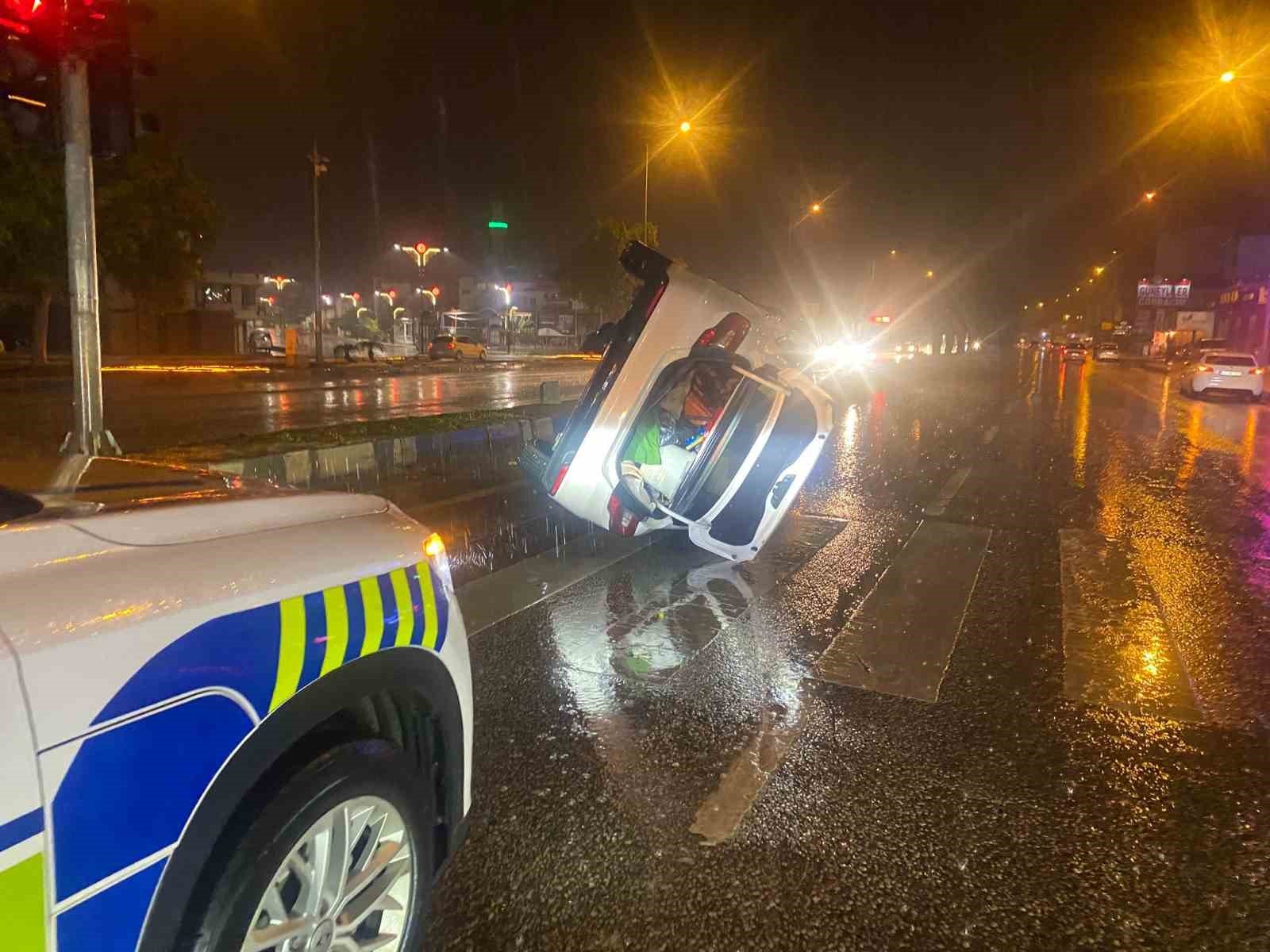 Refüje çarpıp yan yatan otomobilde bulunanların burnu bile kanamadı