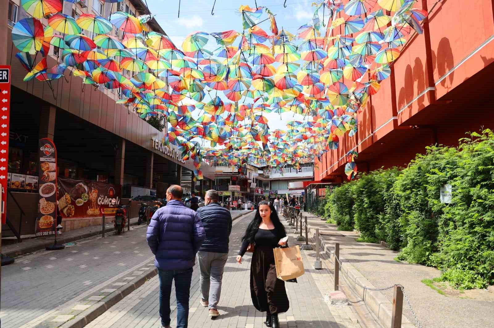 Renkli şemsiyelerle kaplı sokak, harabeye döndü