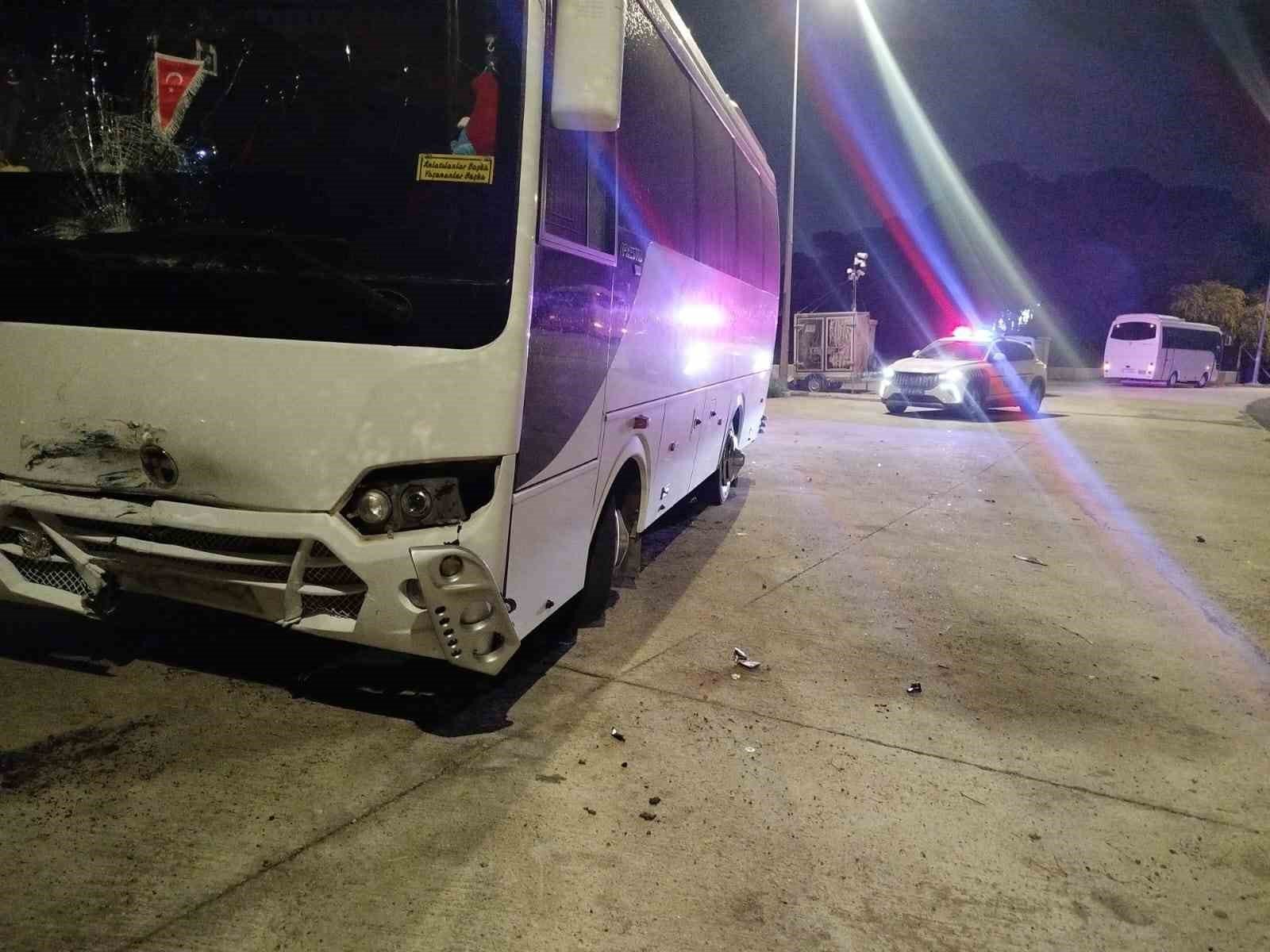 Serik'te midibüs ile çarpışan motosikletli yaralandı