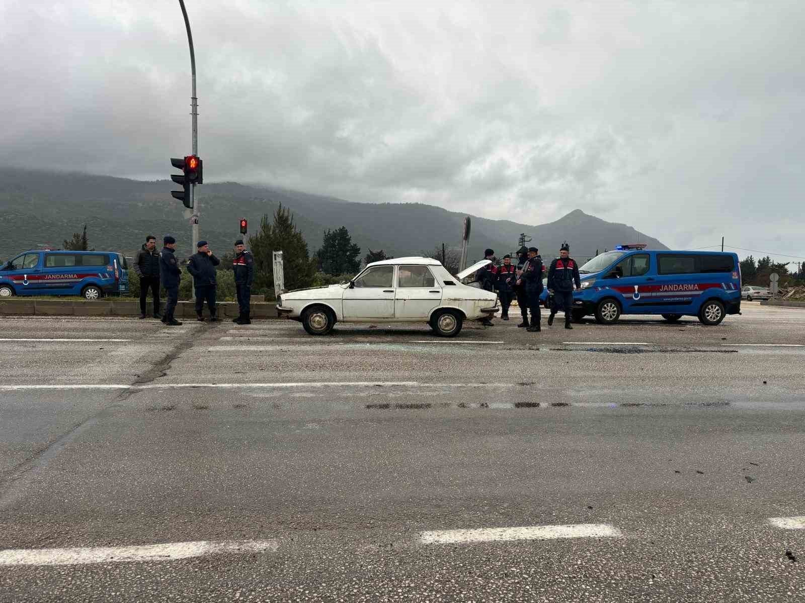 Silifke'de iki aracın karıştığı kazada 3 kişi yaralandı
