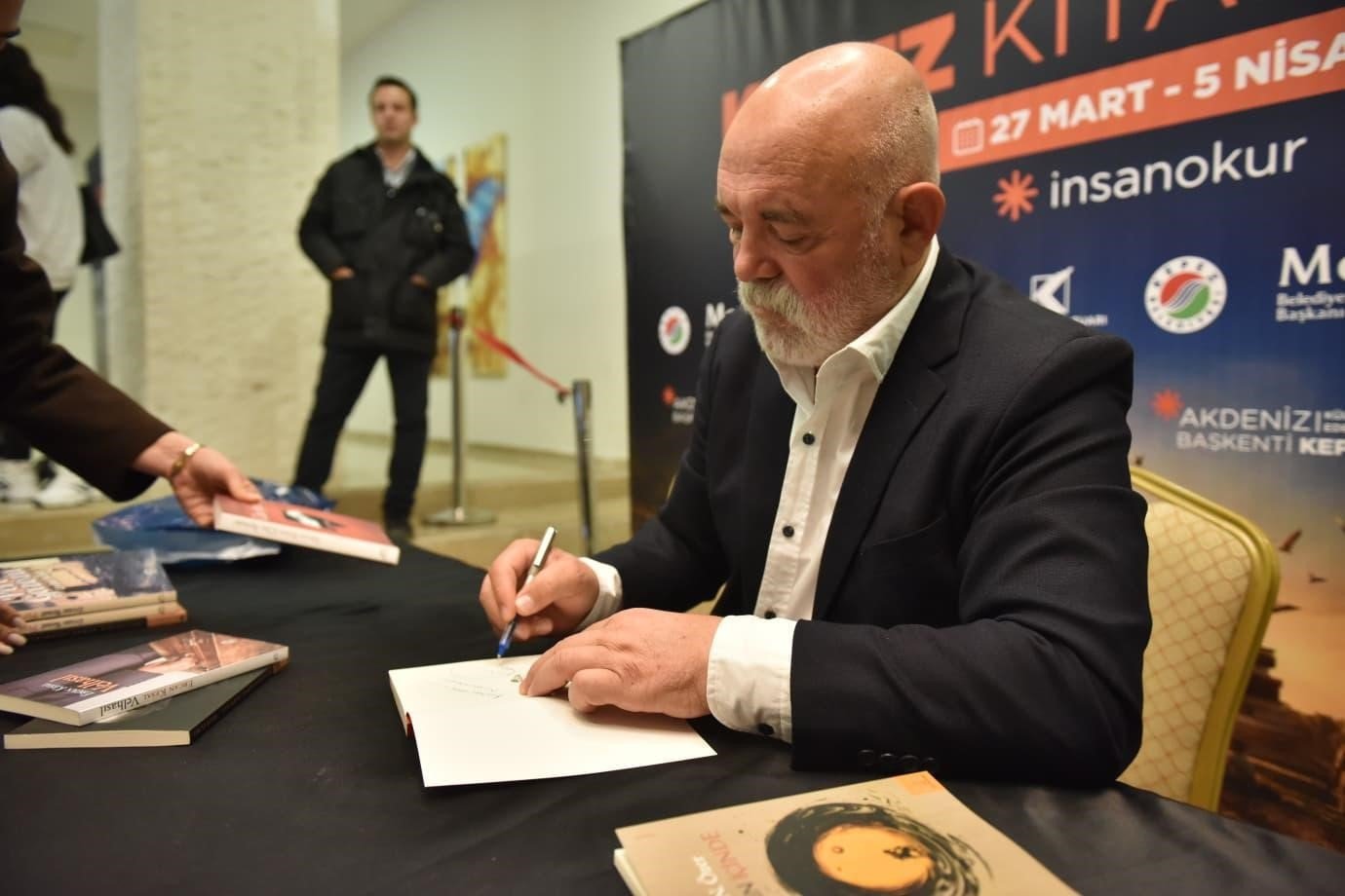 Sinema oyuncusu Ercan Kesal, Kepez Kitap Fuarı'nda okumanın önemine dikkat çekti