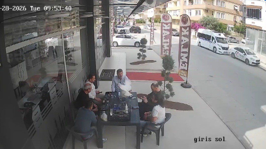 Tarsus'ta Gökten Tavuk Düştü: Çay Keyfi Panikle Bitti!