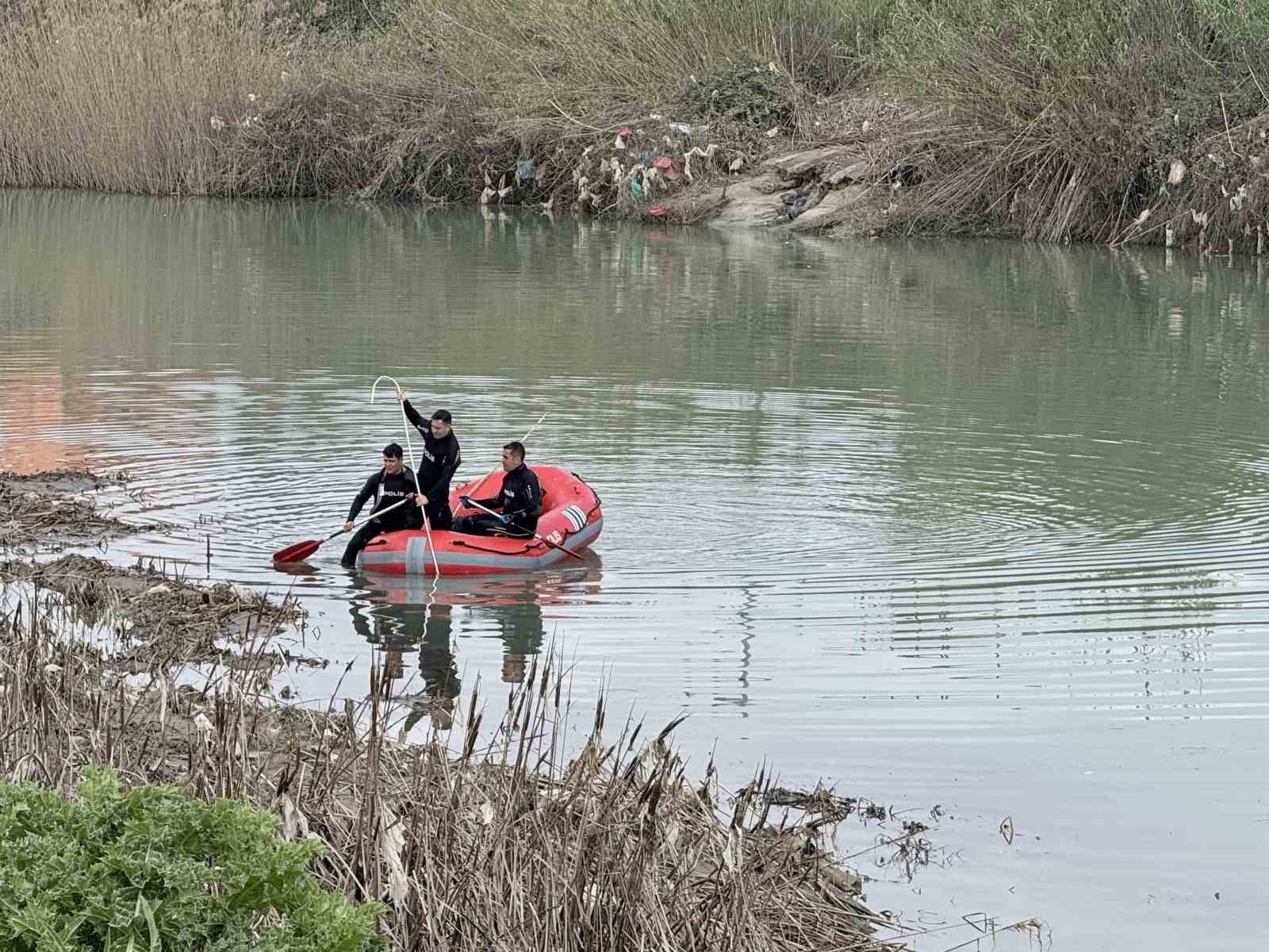 Tarsus'ta ırmakta kaybolan genç için seferber oldular: Vali Toros bölgede