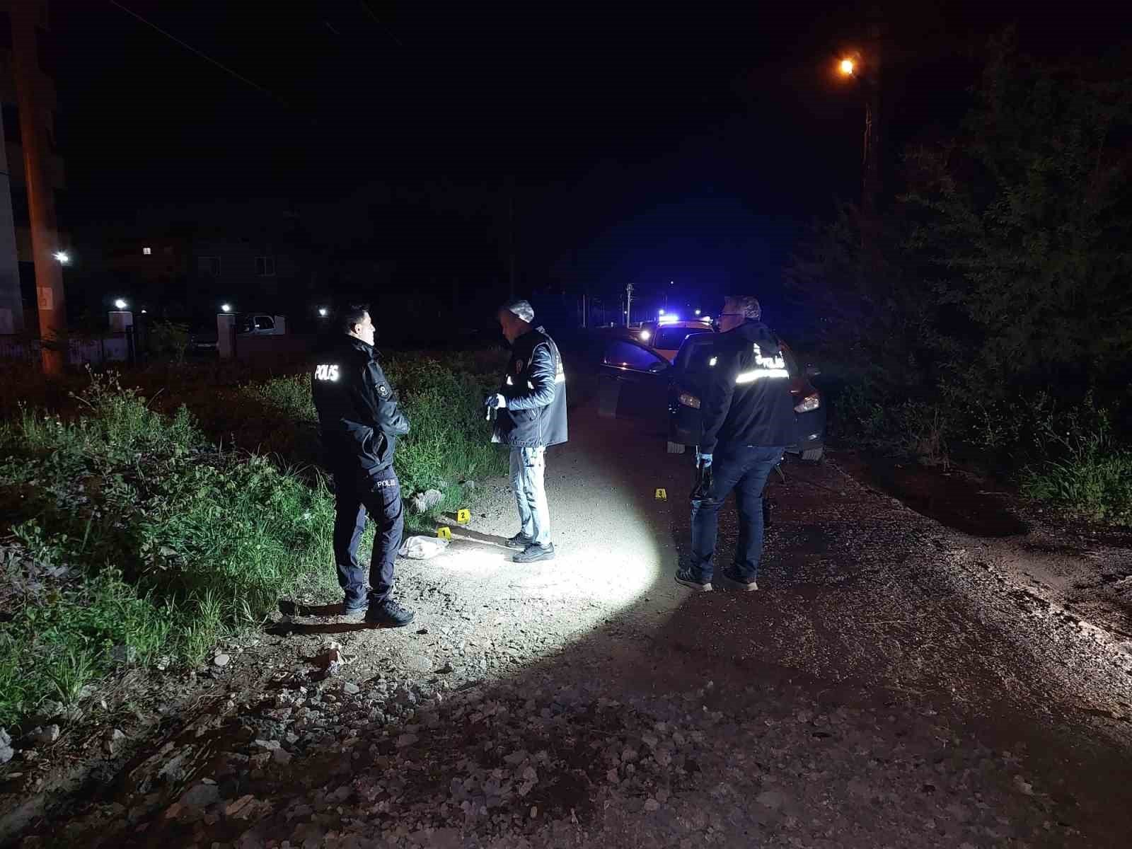 Telefon alışverişinden kalan 24 bin TL alacaklarını almaya giden kardeşler mermilerin hedefi oldu