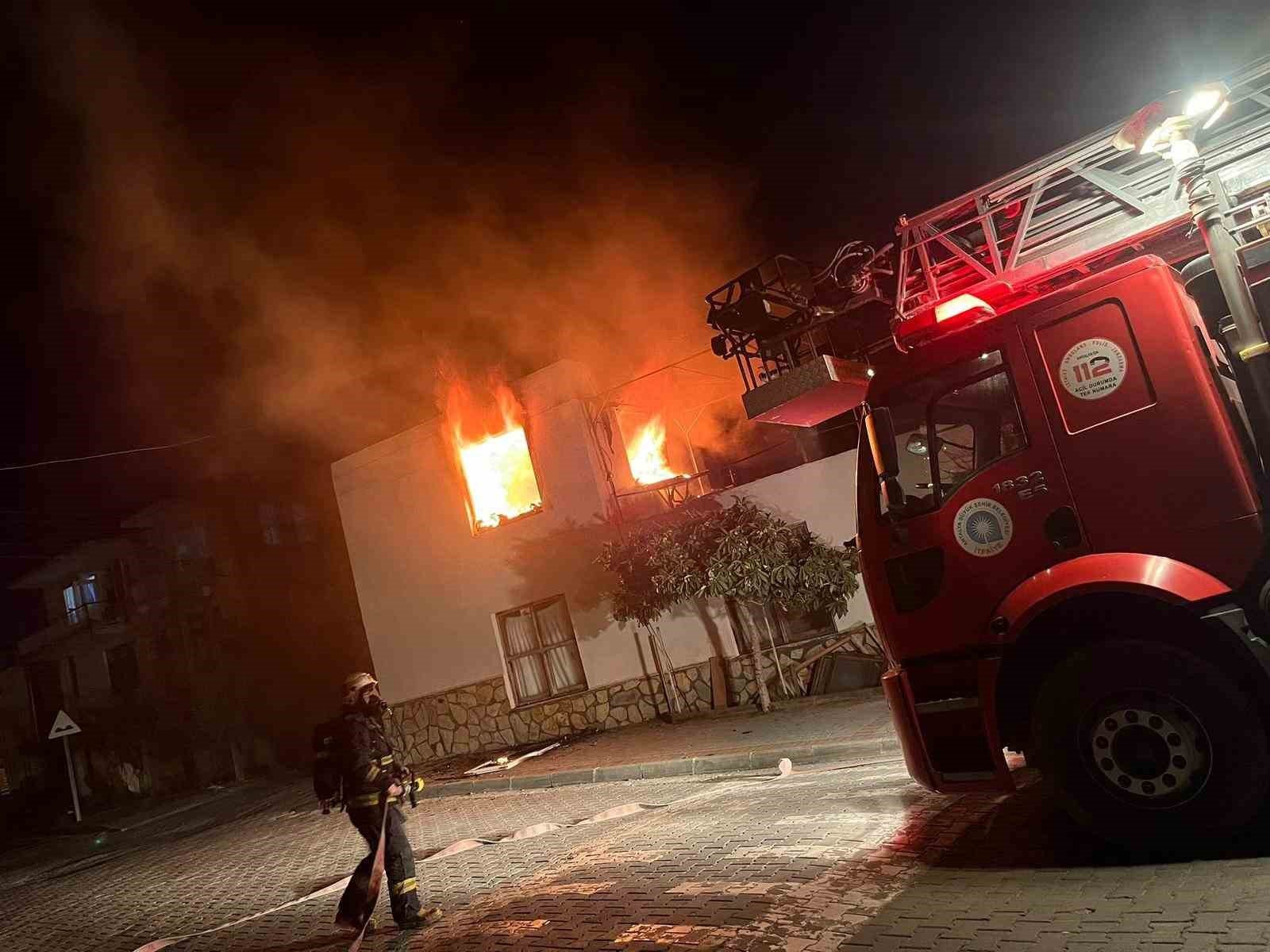 Yanan evde dumandan etkilenen iki çocuk hastaneye kaldırıldı