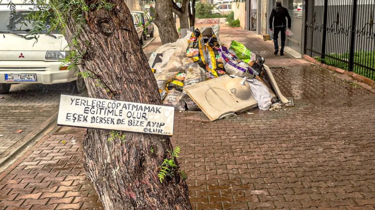 Mersin’de Çöp Tepkisi! Bezikoğlu’ndan Dikkat Çeken Paylaşım