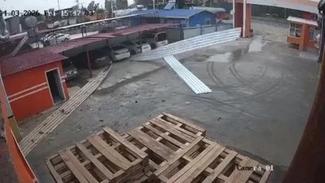 Tarsus'ta etkili olan rüzgar bir iş yerinin çatısını uçurdu