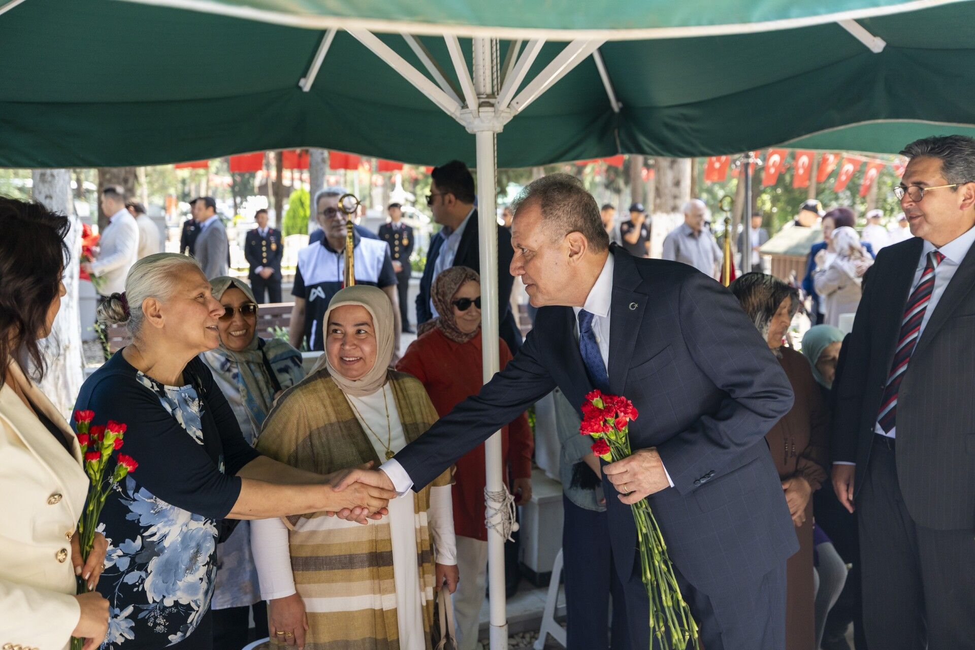 Başkan Vahap Seçer Şehitlikte Ailelerle Buluştu