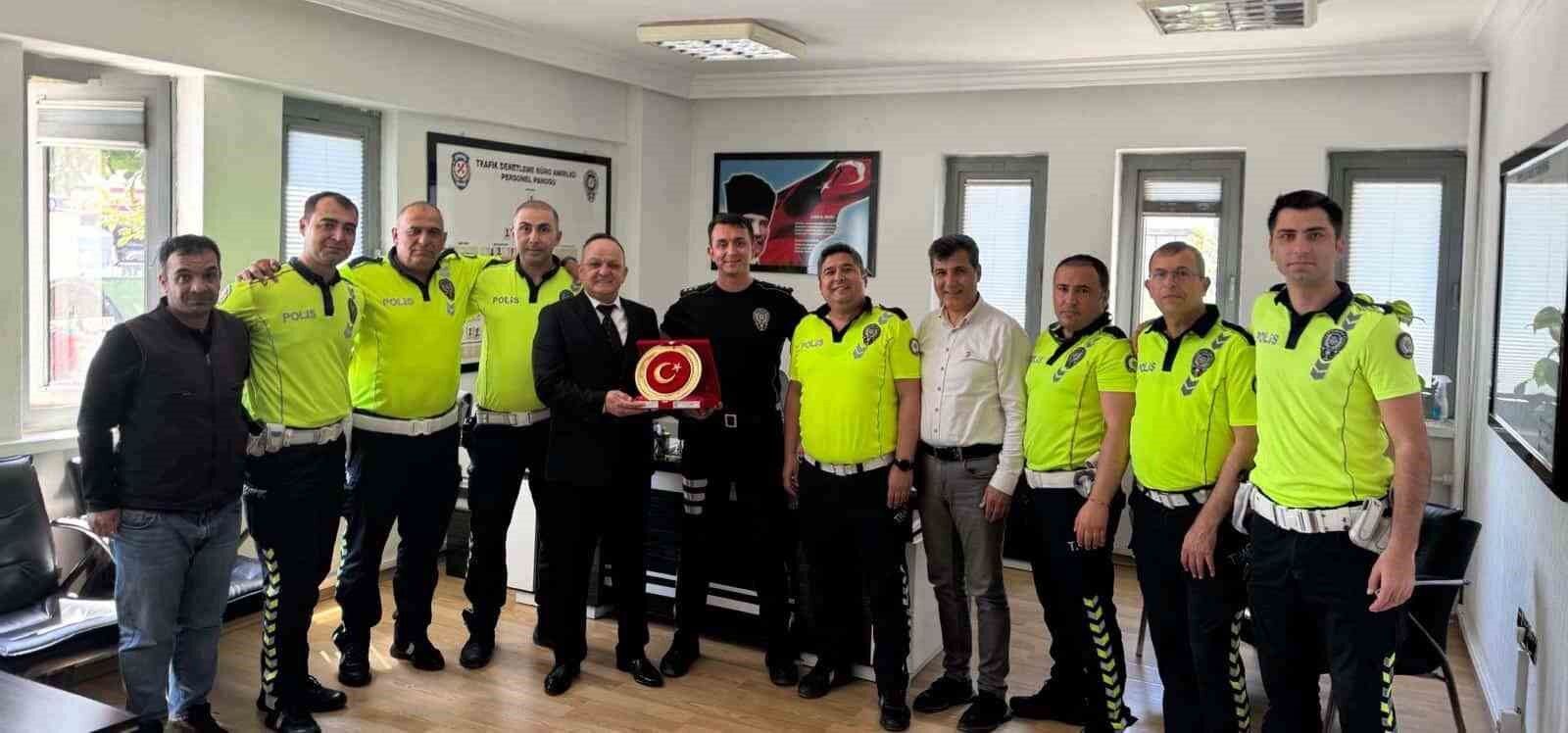 30 yıllık trafik polisinden duygulandıran veda
