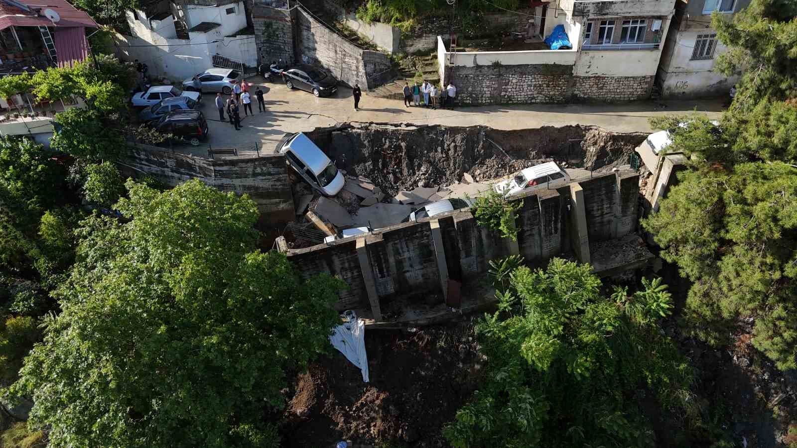 Aşırı yağışla birlikte çöken yol 5 aracı yuttu