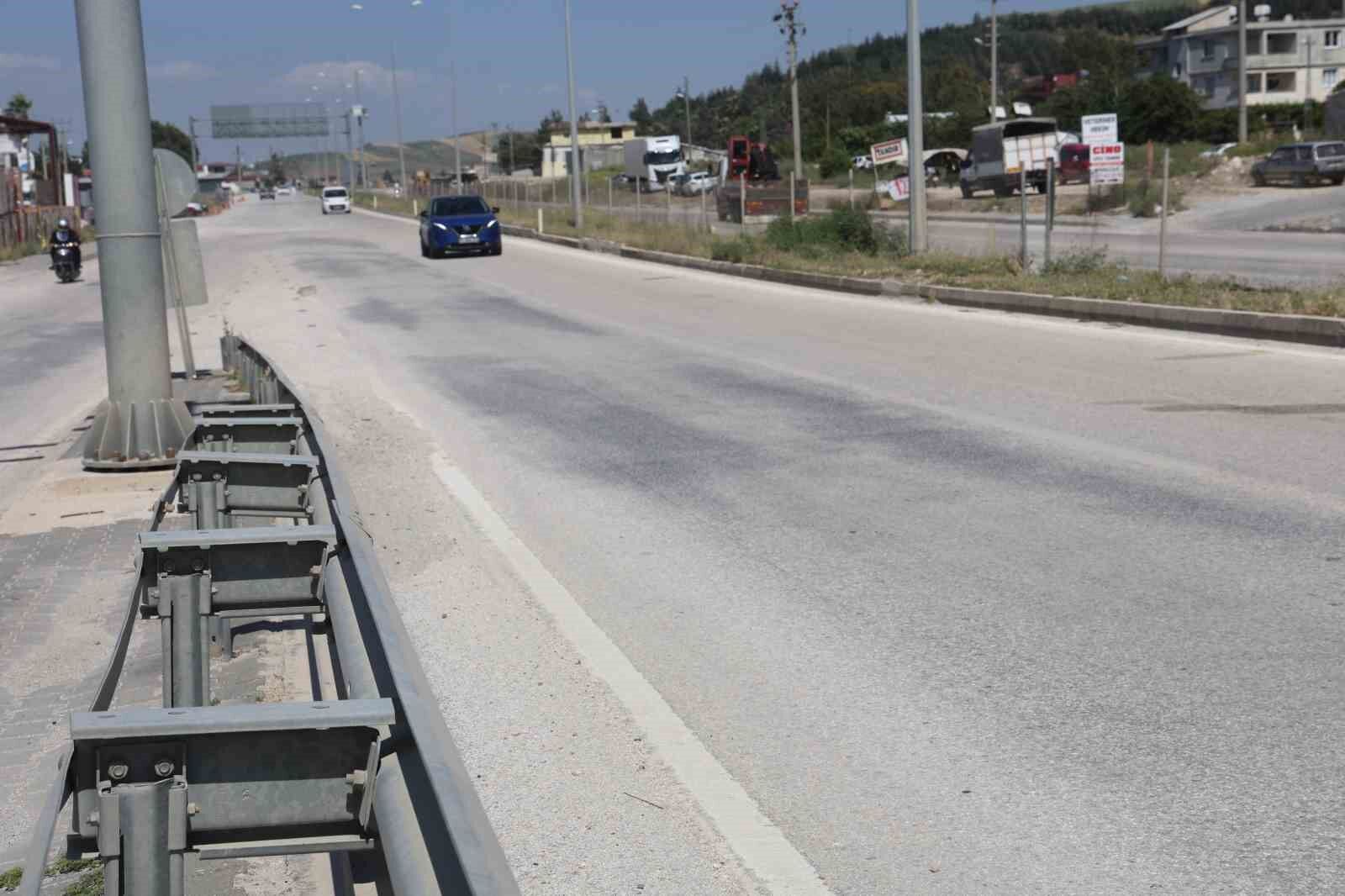 Firari koyun sürüsü kara yoluna çıkıp, üst geçidi kullandı