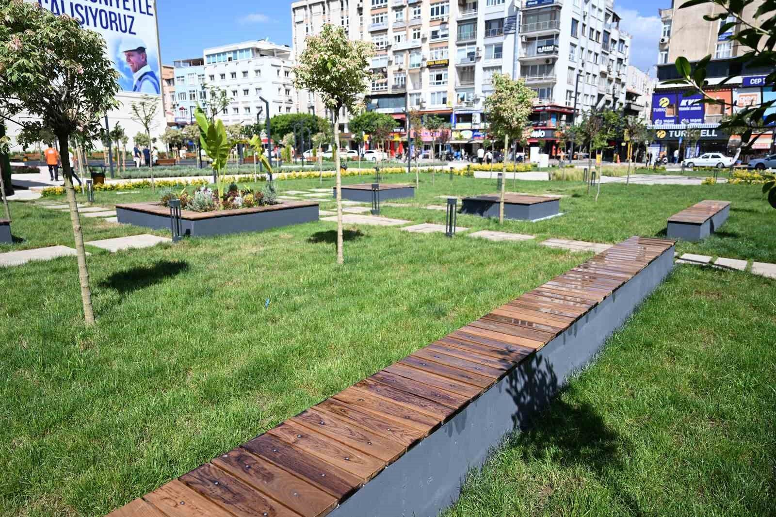 Mersin'de Kırmızı Lacivert Kent Meydanı vatandaşların kullanımına açıldı