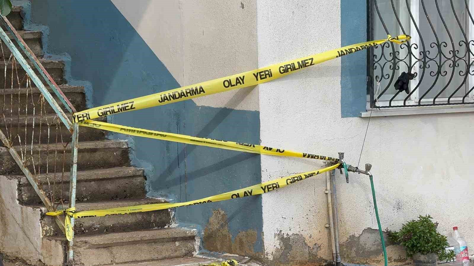 Mersin'de ölen 2 kardeşin cenazeleri adli tıpa gönderildi, evdeki ilk inceleme tamamlandı