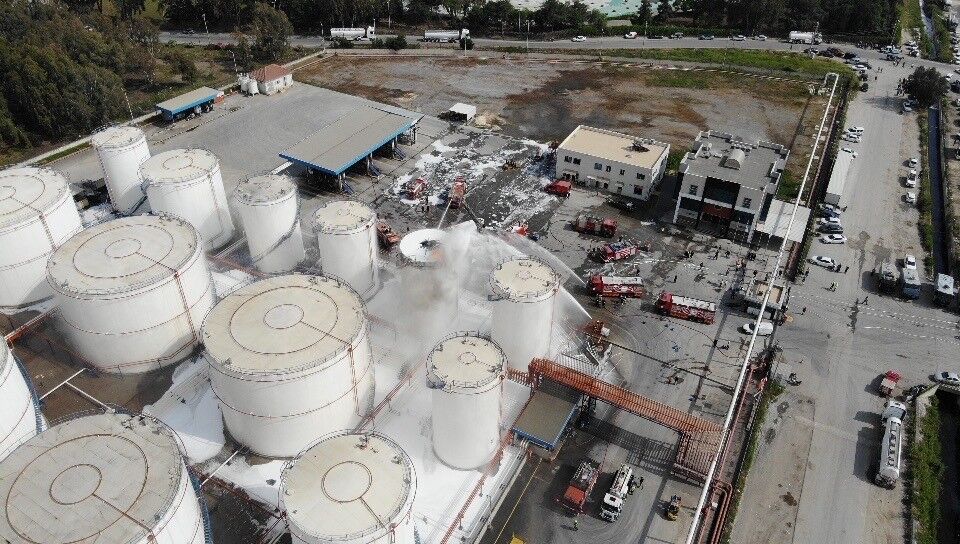 Mersin'de yağ fabrikasındaki yangın havadan görüntülendi