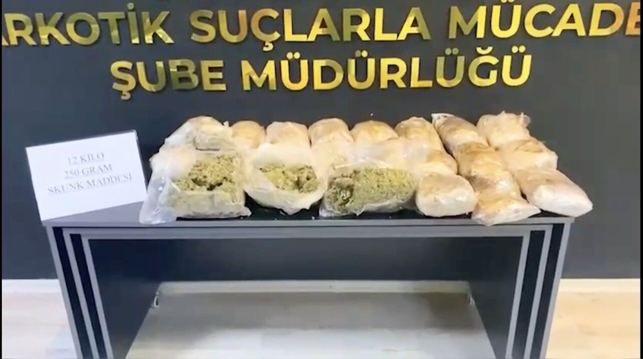 Osmaniye'de minibüsün bagajındaki bavuldan uyuşturucu çıktı