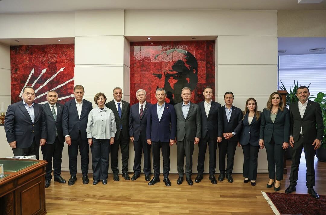 CHP'li Başkanlar Kılıçdaroğlu'nu tanımadı: Özgür Özel'e tam destek