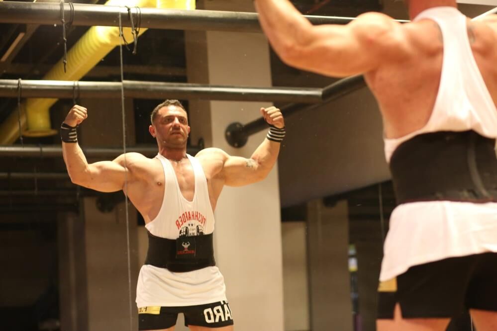 Mustafa Öyken'in spor salonundaki antrenman anını gösteren fotoğraf